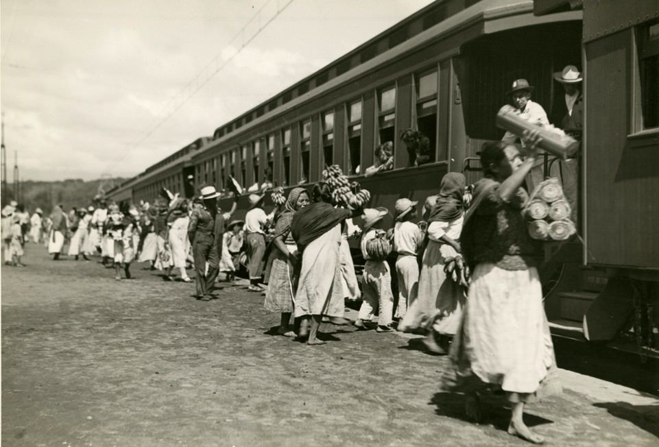 Vendors selling goods to Ferrocarril Mexicano passengers. Mexico, 1907