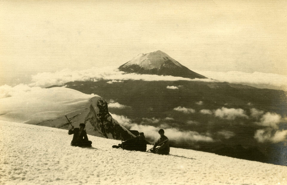 El Popocatepetl visto desde el Ixtacchuatl. Puebla, 1908