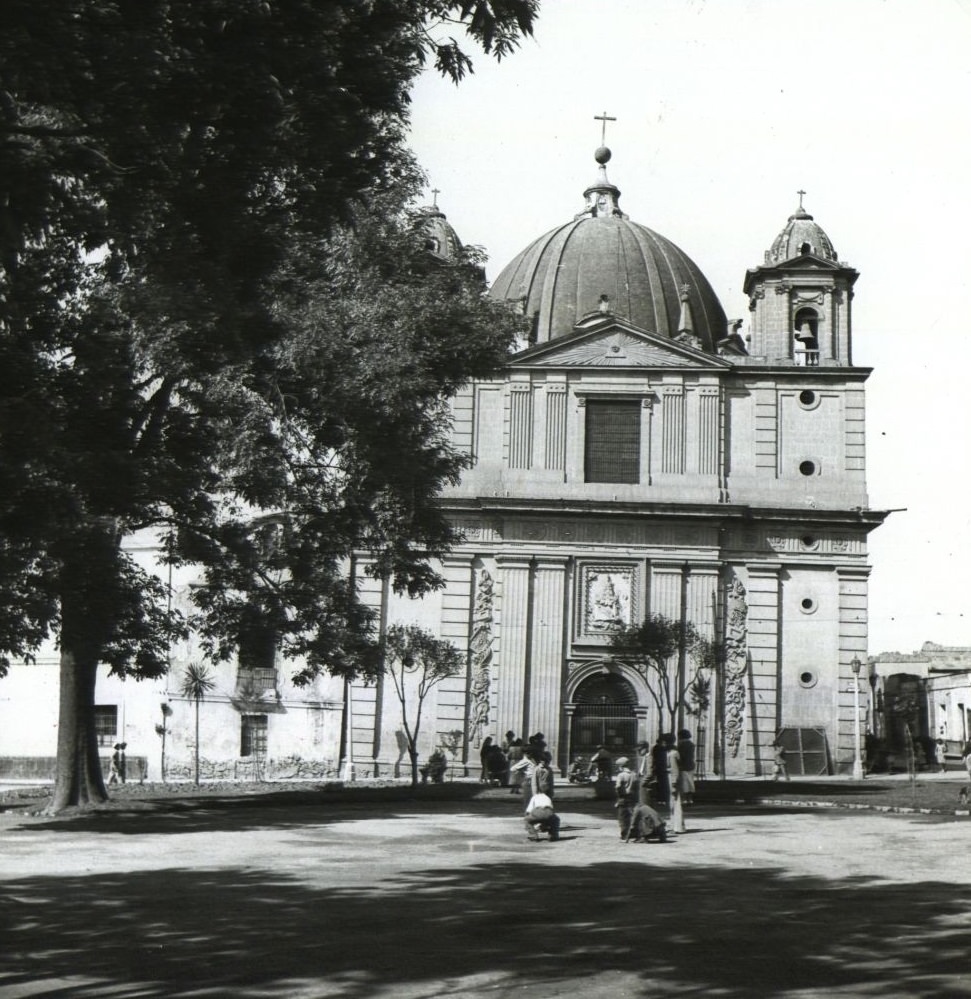 Exterior view of a building in Mexico City, 1900