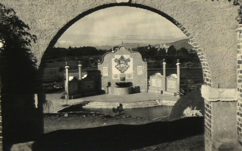 View of a monument in Mexico City, 1900.