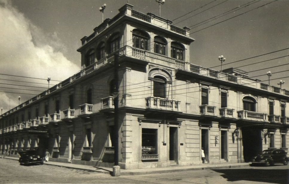 Exterior view of a building in Mexico City, 1900.