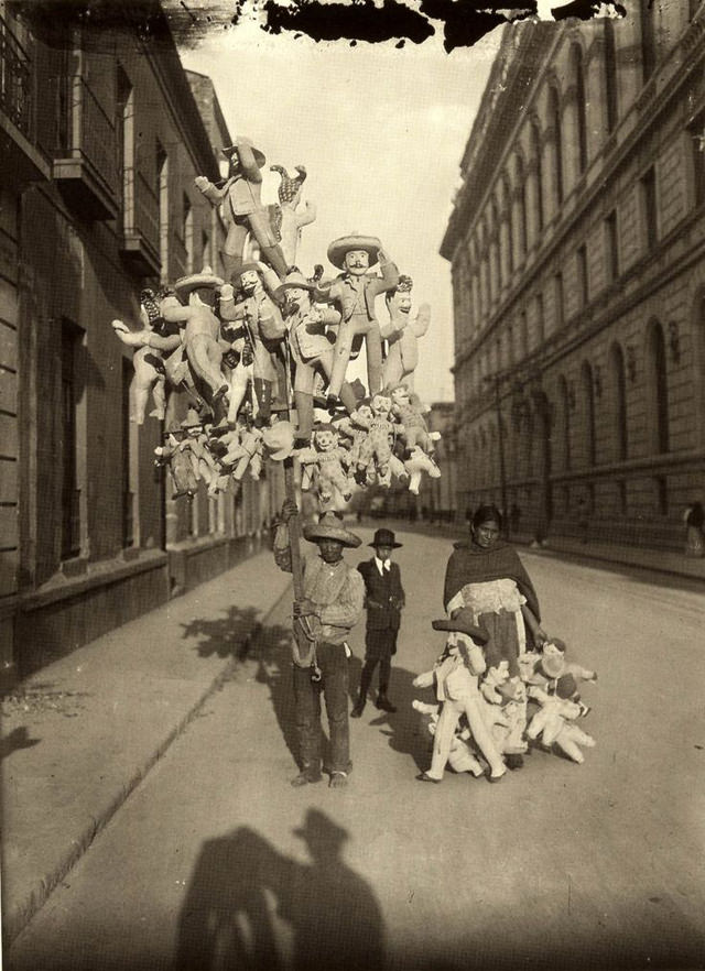 People on street in Mexico City, 1900