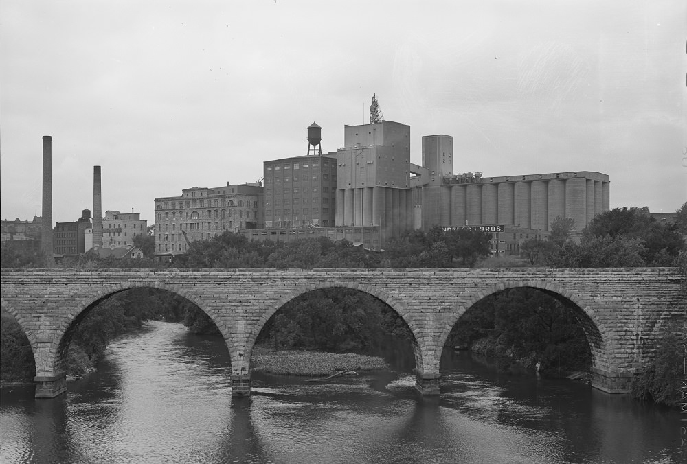 Flour mills along the Mississippi River. Minneapolis, 1930s.