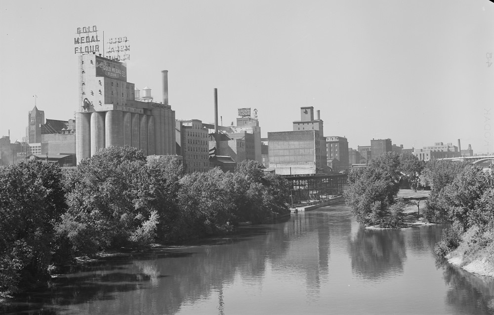Flour mills along the river. Minneapolis, 1930s.