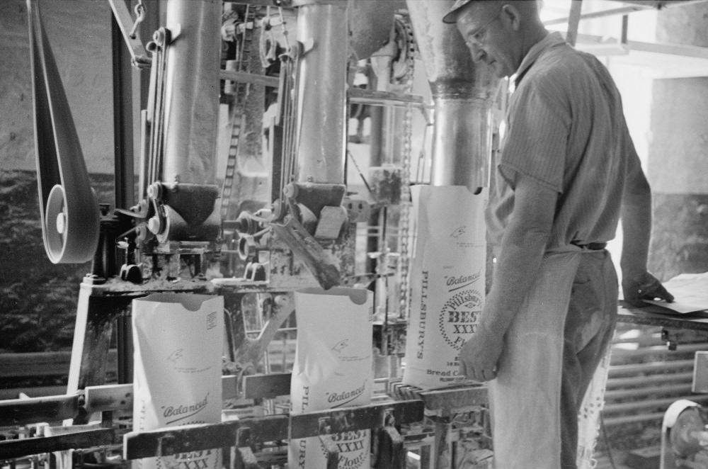 Packing flour at Pillsbury mill, Minneapolis, 1930s.