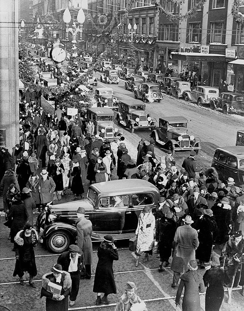 Christmas shoppers crowd Nicollet Avenue at Eighth Street in the 1930s.