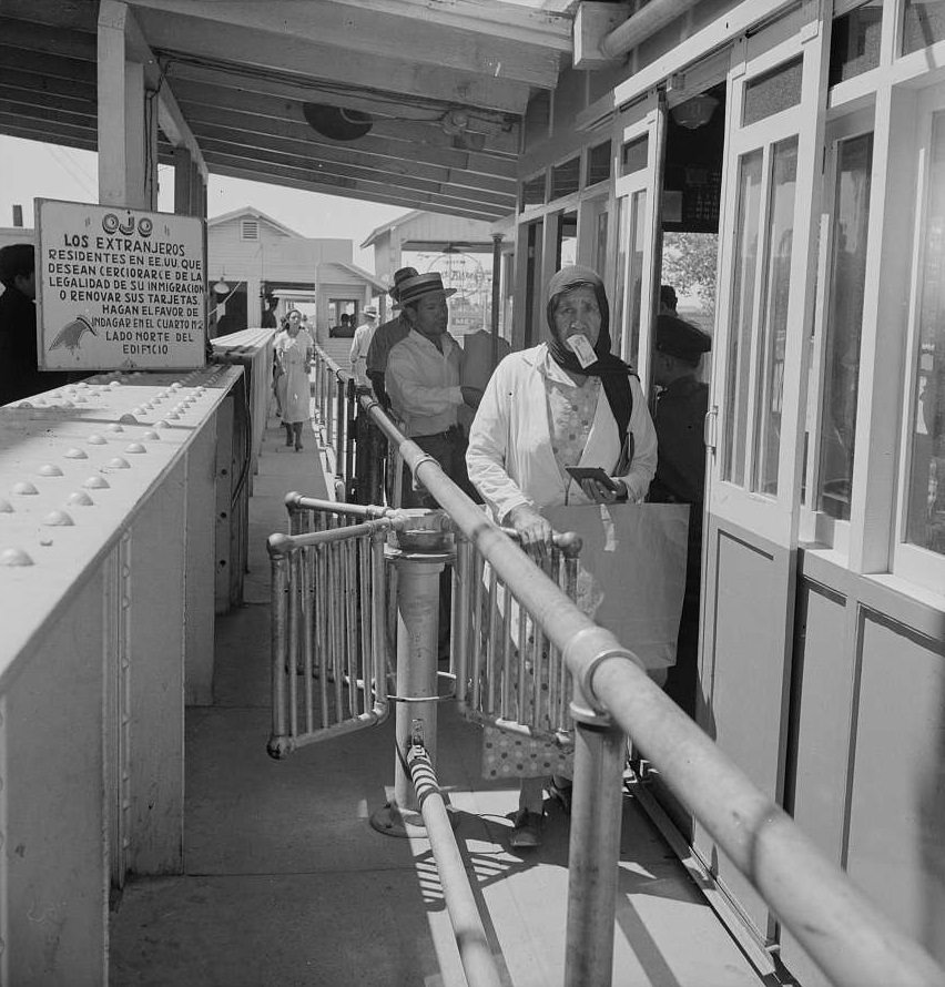 Mexicans entering the United States. United States immigration station, El Paso, Texas, June 1938.