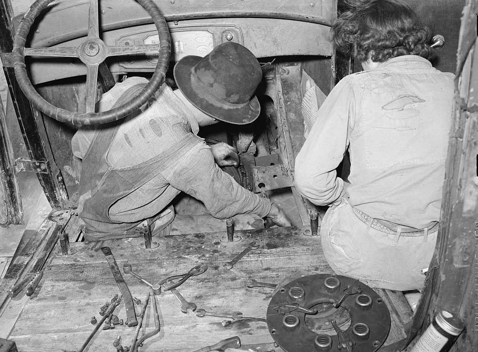 White migrant and wife repairing clutch in their car near Harlingen, Texas, February 1939