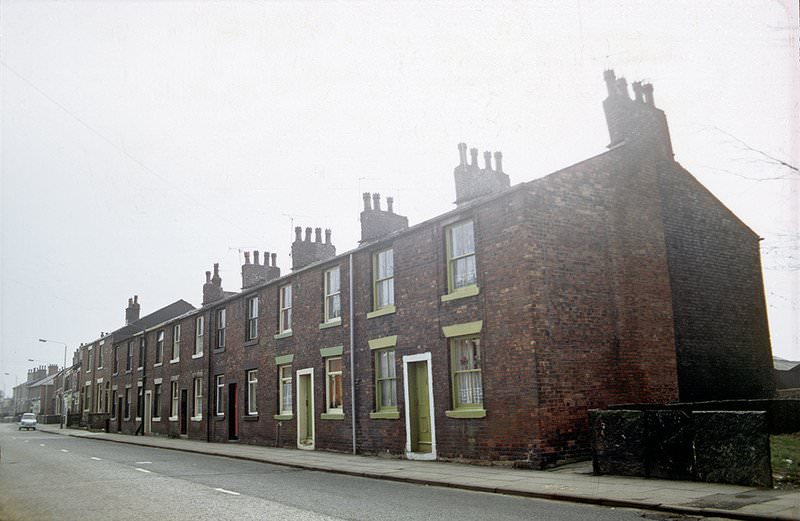 Unidentified street in Hulme, with a terrace of early 19th century back-to-back houses, 1967.