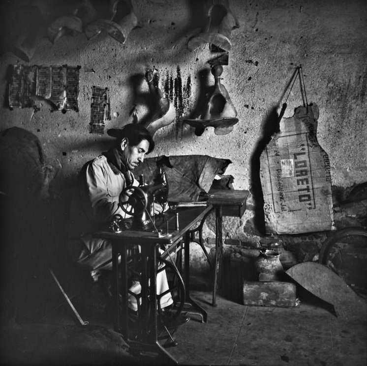 Saddle maker in Álamos, 1962