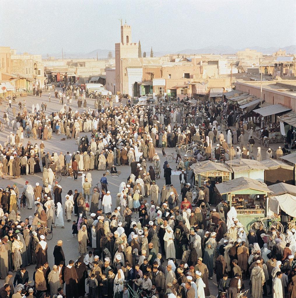 Crowd in the Jemaa el Fna plaza. Marrakech, 1960.