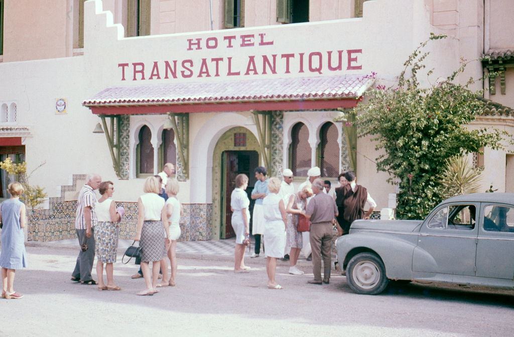 Hotel Transatlantique, guests in front of the entrance, 1960.