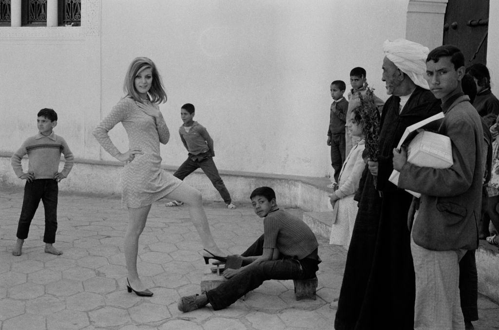 Sarah Stephane on the set of the film 'The Man Who Worth Billions' directed by Michel Boisrond in 1967, Morocco.