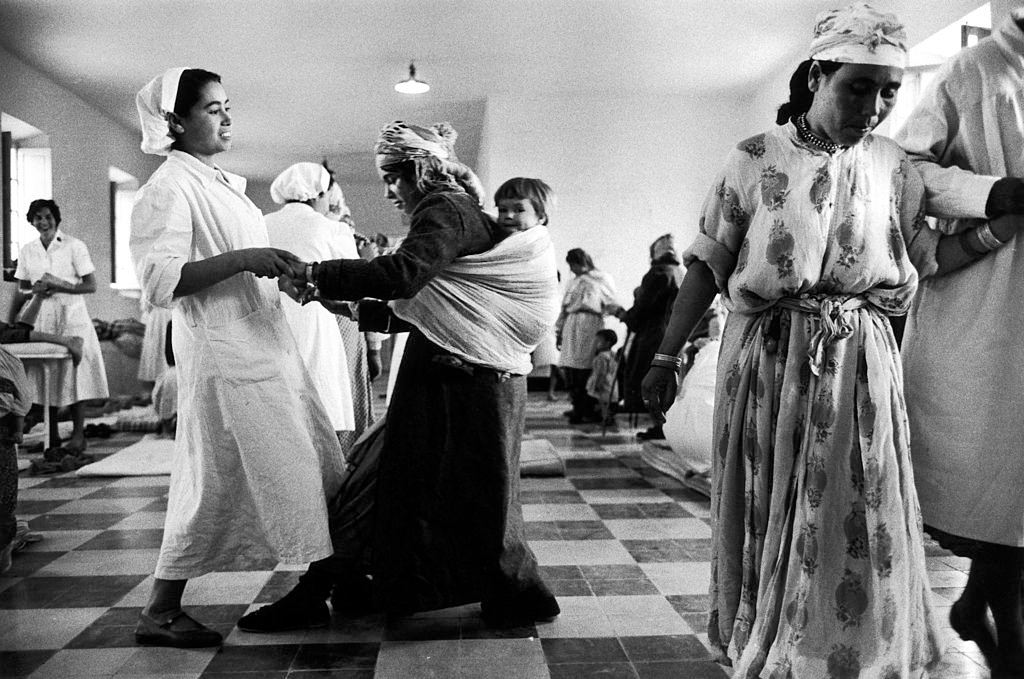 Medical care to the victims of a poisoning in a Moroccan hospital. Meknes, 1960.