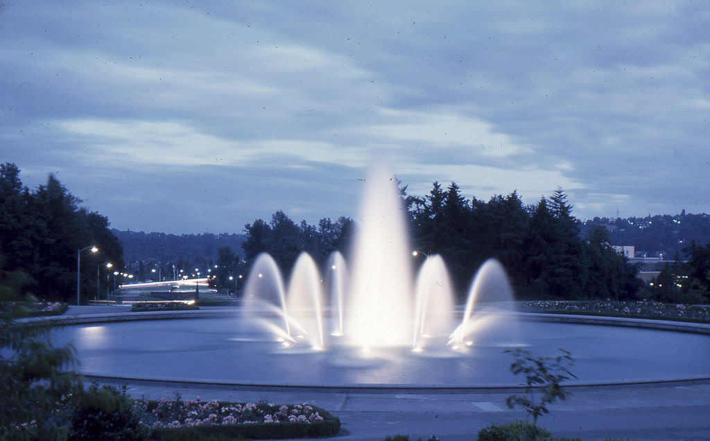 U of W fountain 20 seconds, August 1964