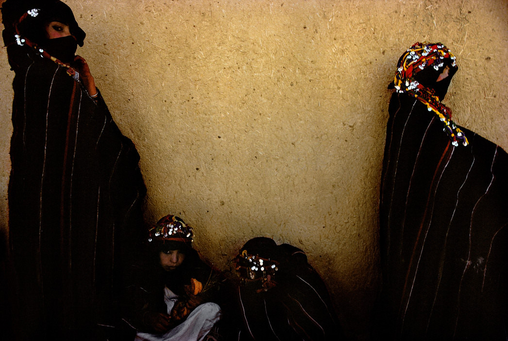 Women and men of the Ait Addidou tribe High-Atlas, 1976.