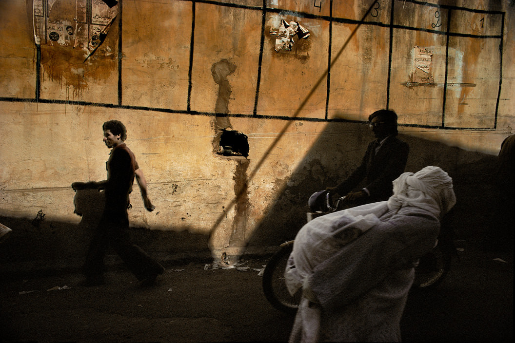 Pilgrims with banners making their way to the Mosque during the Moussem, traditional feast of the month of September. Essaouira region, 1977.