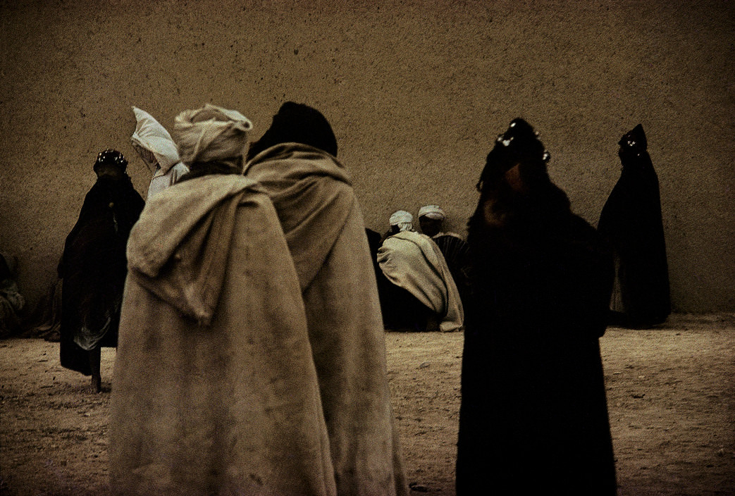 Women and men of the Ait Addidou tribe. High Atlas, Imilchil, 1976.