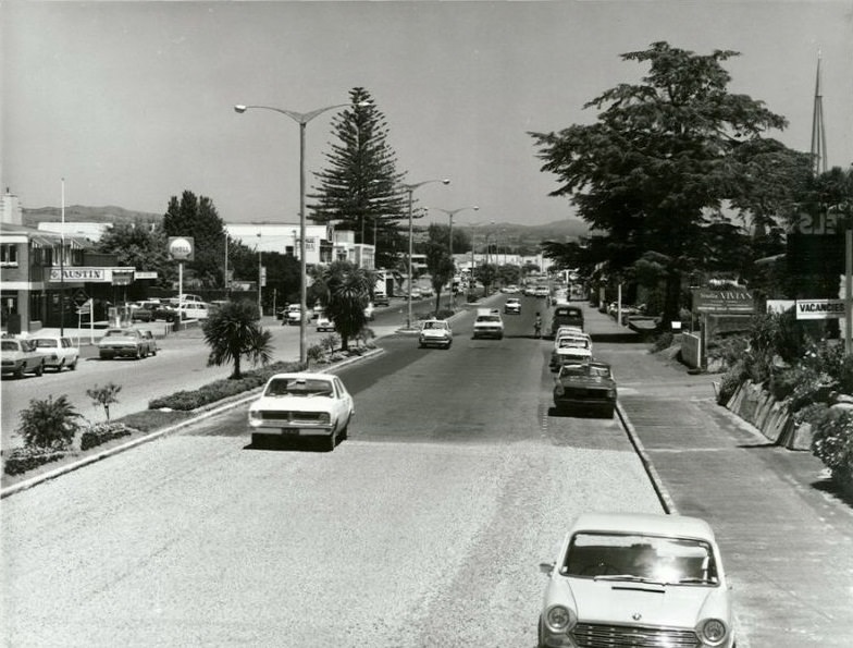 Cameron Road, one of Tauranga's shopping streets, January 1973