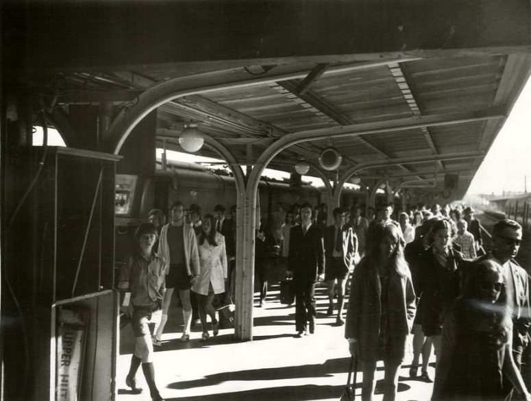 Passengers from the commuter trains leave Wellington station in the early morning, February 1973