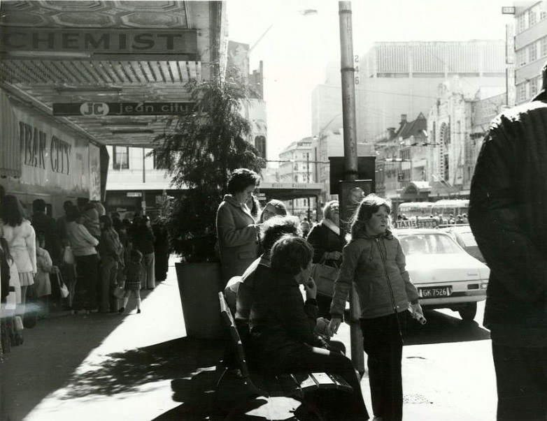 Upper Queen Street bus stop, Auckland, August 1974