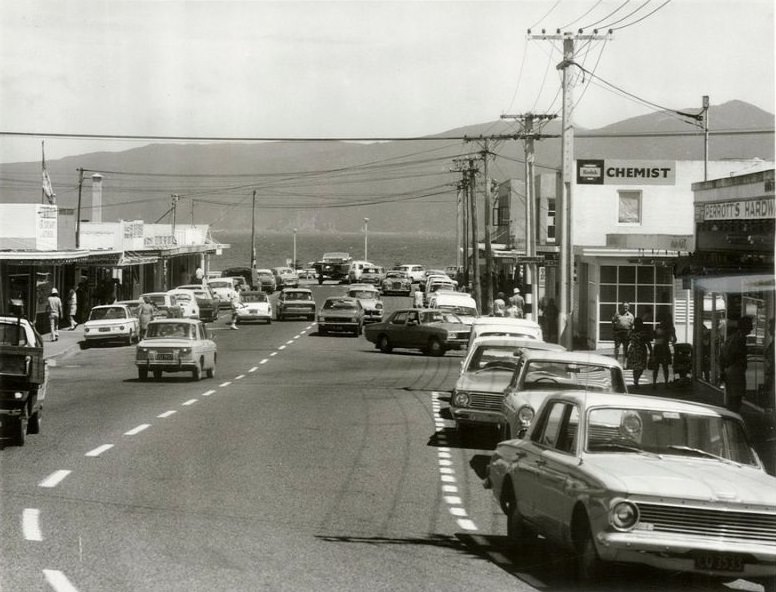 Main shopping area, Paraparaumu Beach, Wellington Province, January 1975