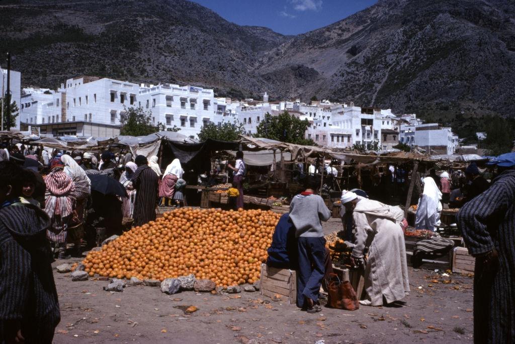 Sale of oranges on the market in Chefchaouen, 1980.