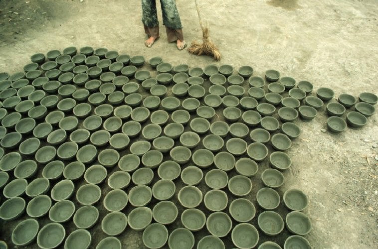 Traditional form of making earthern pottery and dried to the sun, 1984.