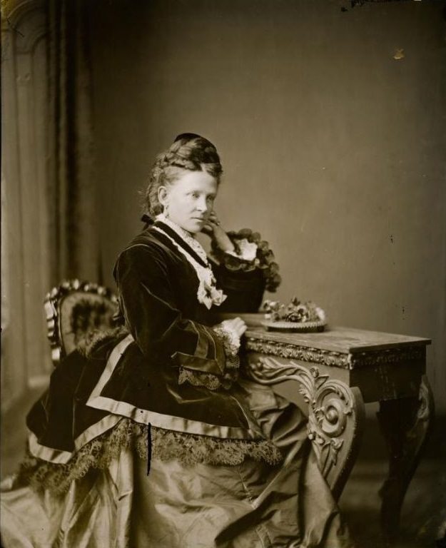 Portrait of an unidentified woman, Freeman Brothers Studio, 1871-1880