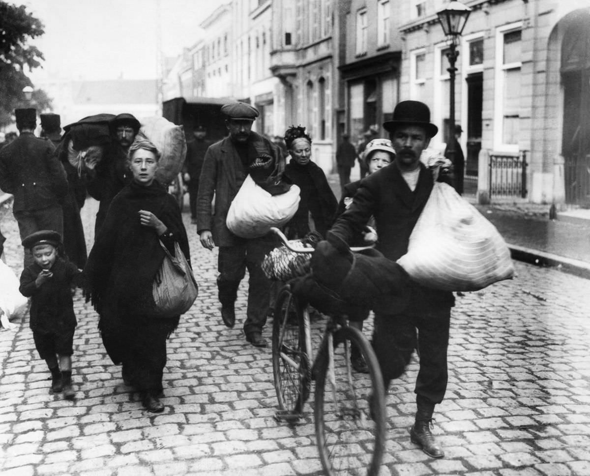 Belgian refugees arrive in the Netherlands, 1914.