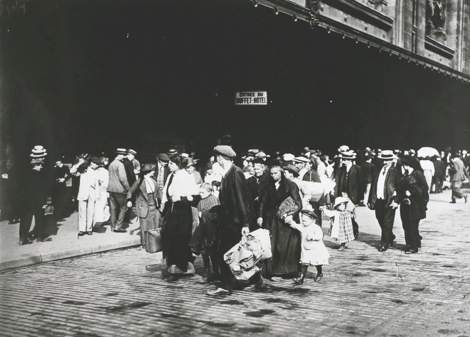 Belgian refugees arrive in Paris, Refugees leaving Gare du Nord, Paris.