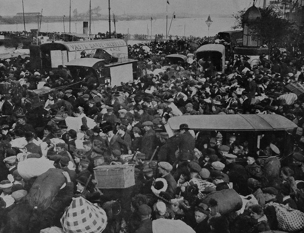 Evacuation of civilians in Belgium via the ports to destinations in Holland. Autumn 1914