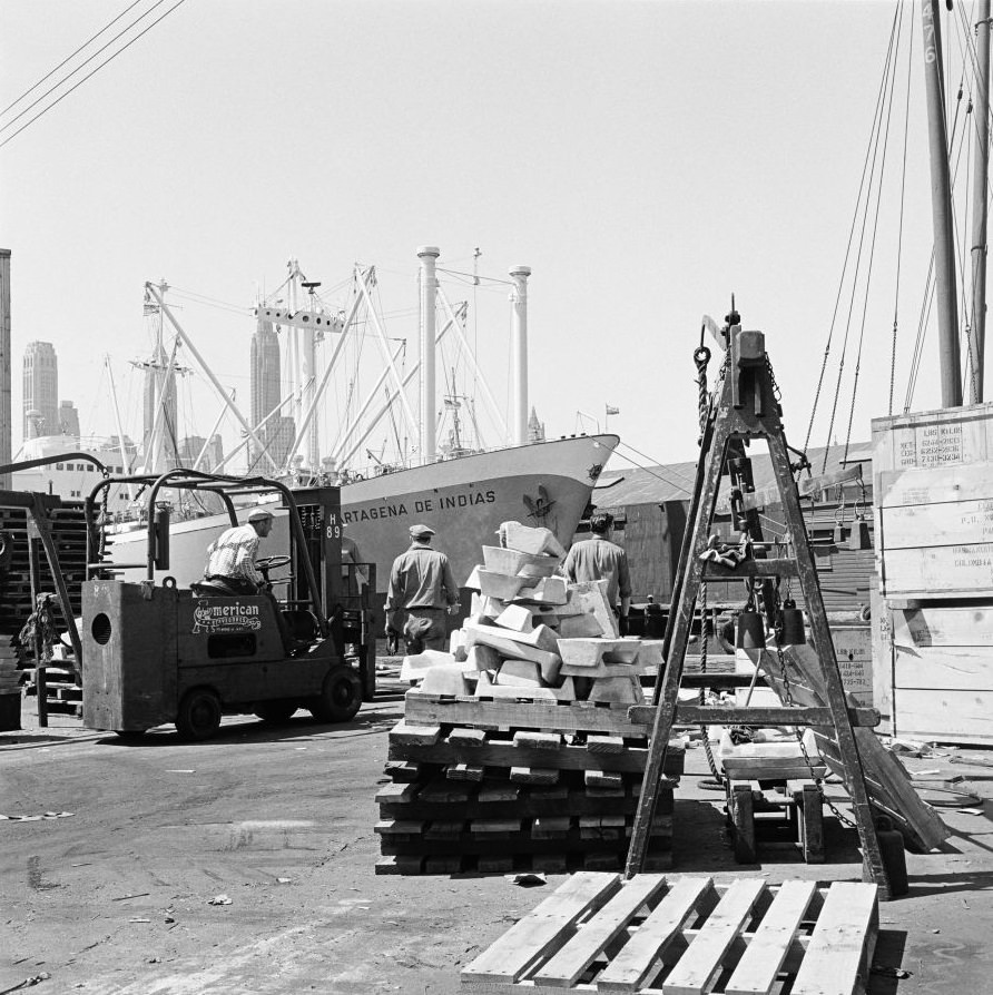 Shipworkers on the Brooklyn Waterfront, in Brooklyn Heights, March 1958.