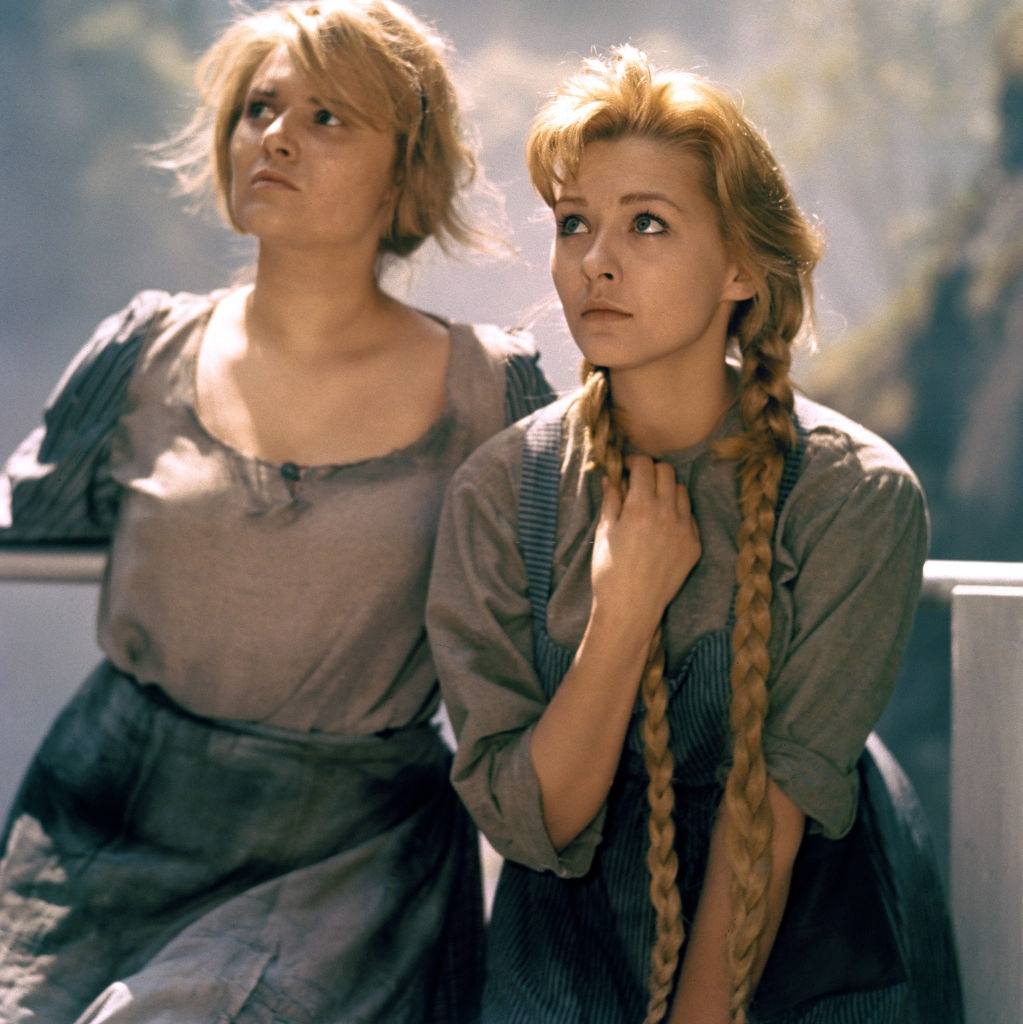 Christine Kaufmann with Anita Höfer in the movie 'Via Mila', 1961.