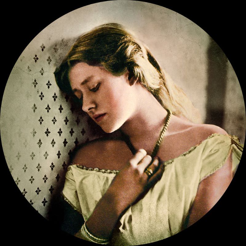 Actress Ellen Terry, taken when she was sixteen, about the time of her marriage to GF Watts. By Julia Margaret Cameron, 1863