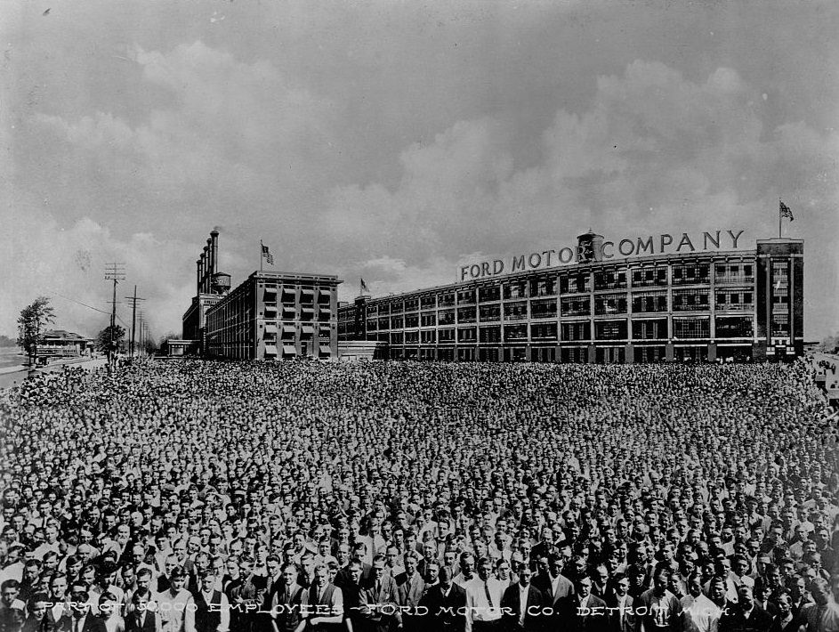 Several thousand employees gathered in front of the Ford Motor Company Building in Detroit, 1899.