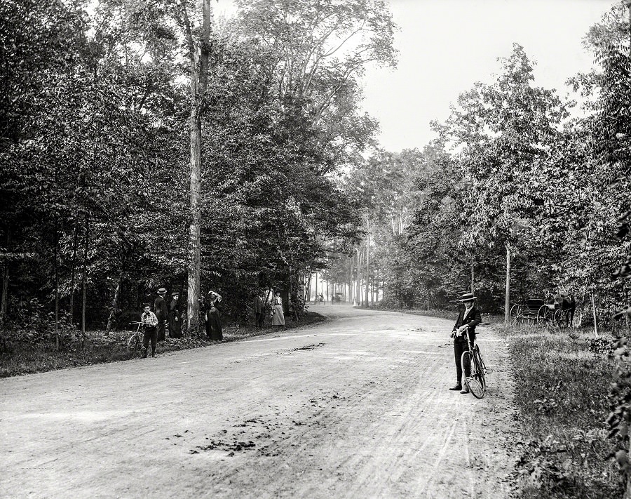 Forest Drive, Belle Isle Park. Detroit circa 1899.
