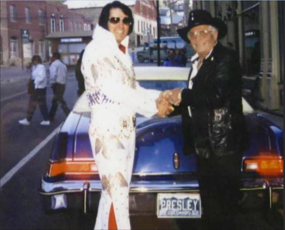 Elvis Presley with his 1975 Lincoln Mark IV.