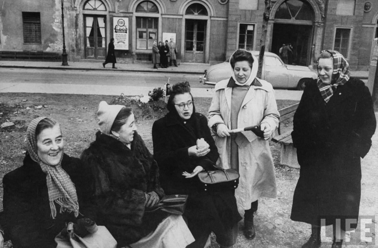 Hungarian women during the revolution.