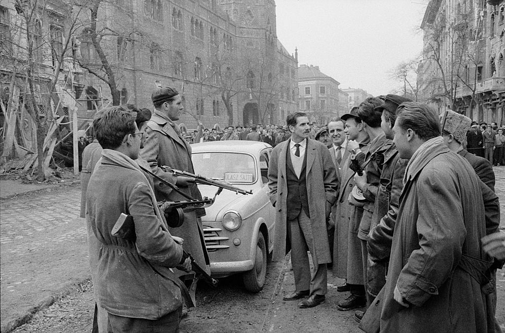 The journalist Massimo Mauri meeting some rebels when arriving in the capital.