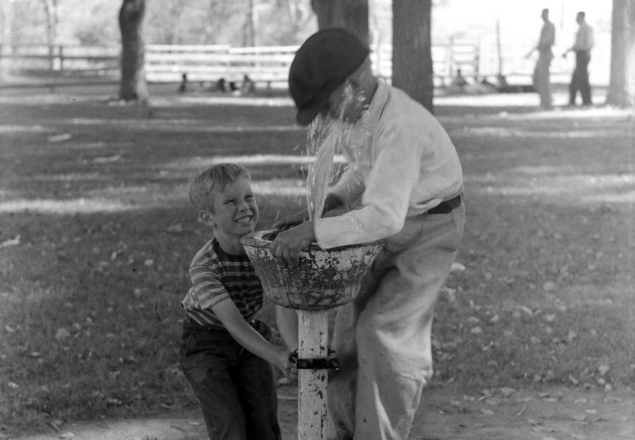 Fun at the water fountain, picnic grounds, Vale, Oregon, July 4, 1941.