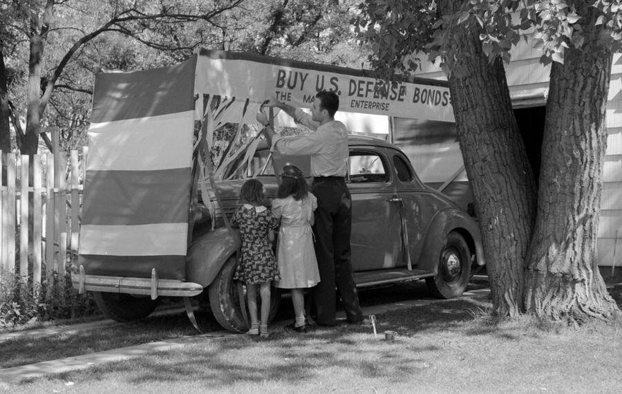 Decorating a car for the Fourth of July parade, in Vale, Oregon, in 1941.