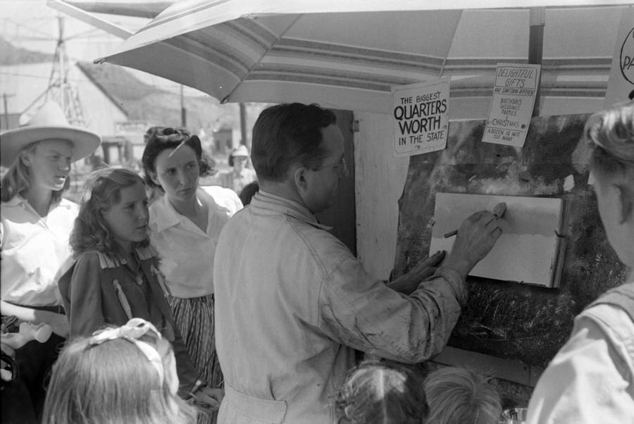 An artist at a concession stand in Vale, July 4, 1941.