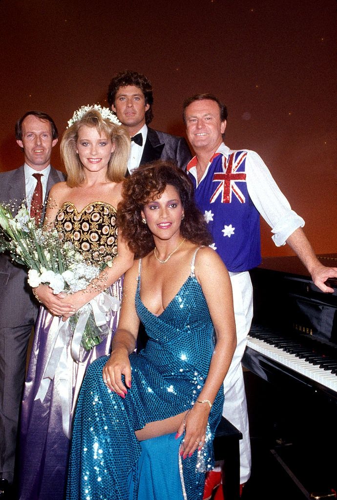 Jayne Kennedy with David Hasselhoff and Peter Allen at the State Sport Centre in Homebush March 12, 1985 in Sydney, Australia.