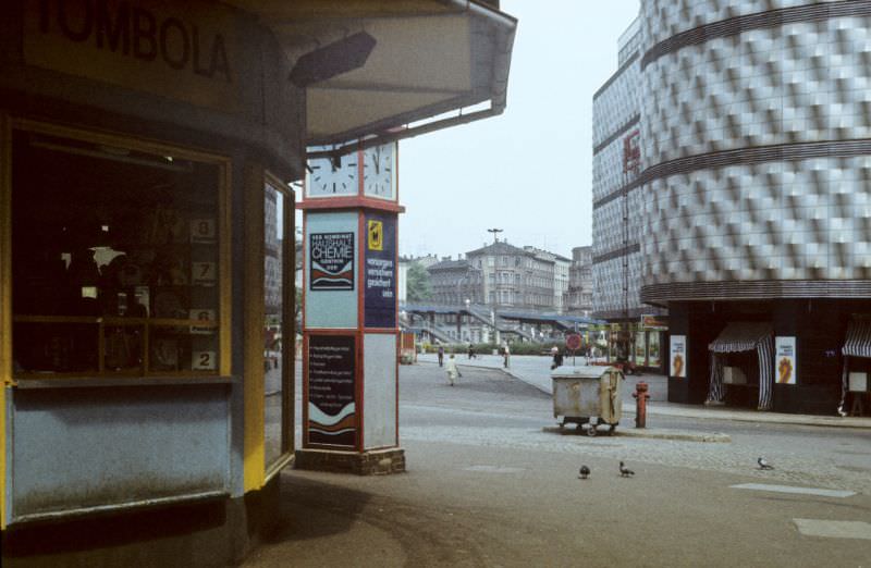 Consumer department store (right), 1984