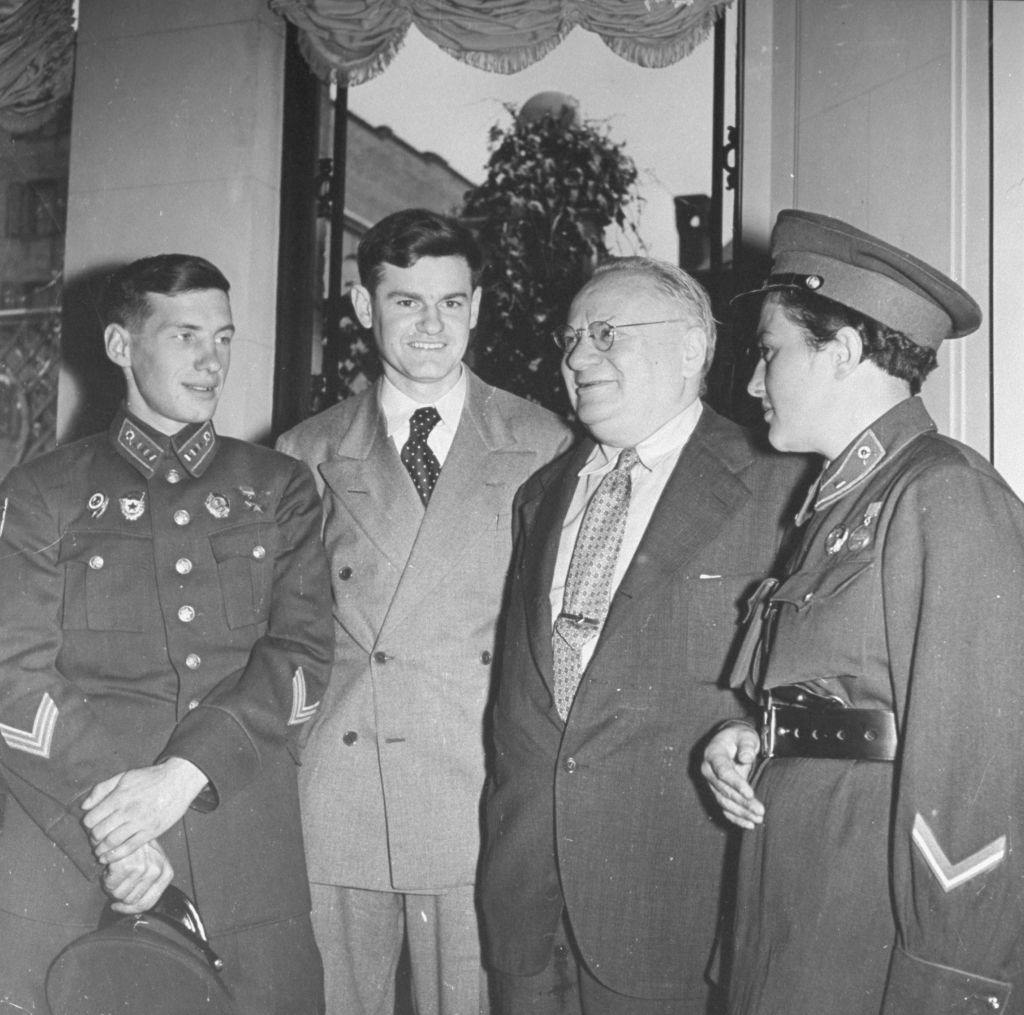 Lyudmila Pavlichenko talking with a few gentlemen at the Russian Embassy, 1942.