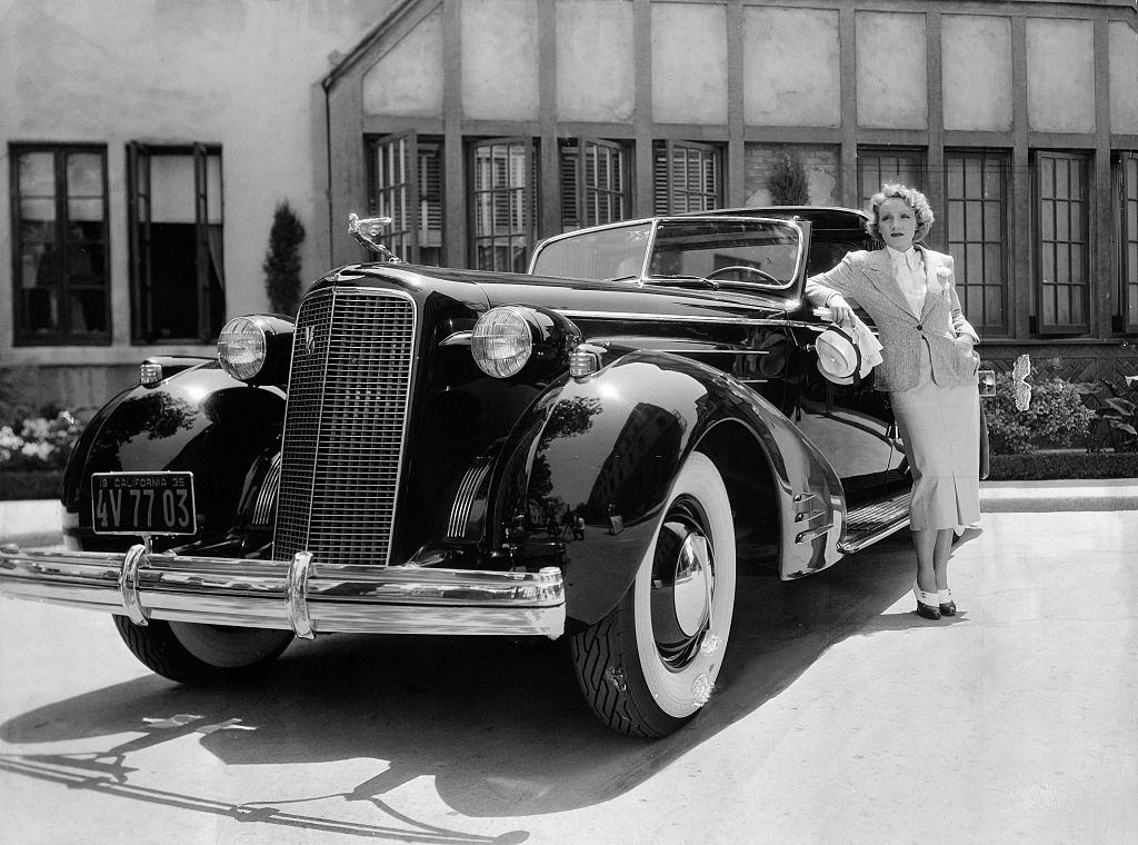 Marlene Dietrich in front of the Paramount studio in Hollywood, 1932.
