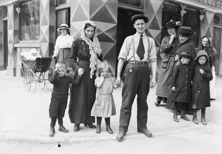 The Riley family, survivors of the sinking of the Lusitania, in Cobh, County Cork, 1915.