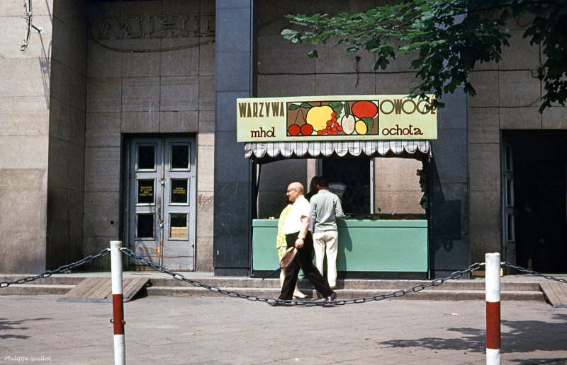 Sale of fruit ('Warzywa Owoce'). Warsaw, July 1970