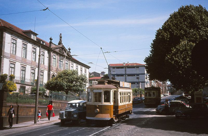 STCP 214, a 1946 Brill 28 type 4-wheel semi convertible tram passing Largo da Lapa on service 7 to Ponte de Pedra on 11 June 1974